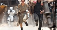 Daisy Ridley (Rey) e John Boyega (Finn) em <i>Star Wars: Episódio VII - O Despertar da Força</i> - Reprodução/Entertainment Weekly