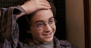 <b>Cicatriz </b>
<br><br>
O motivo de uma das cicatrizes mais famosas do mundo, cravada na testa do bruxo mais famoso do mundo, ter a forma de um raio é muito simples: "ela é assim", diz J.K Rowling, porque essa é uma cicatriz legal de se ter. 
 - Reprodução