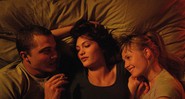 Aomi Muyock (Electra), Karl Gusman (Murphy) e Klara Kristin (Omi) em <i>Love</i> - Reprodução/vídeo