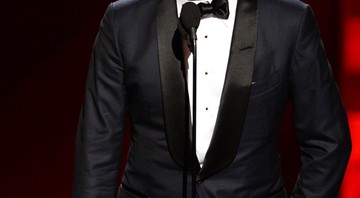 Jon Hamm recebendo o prêmio de Melhor Ator em Série de Drama no Emmy 2015 por <i>Mad Men</i> - Phil McCarten/AP