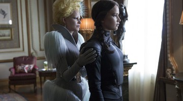 Effie Trinket (Elizabeth Banks) e Katniss Everdeen (Jennifer Lawrence) em <i>Jogos Vorazes: A Esperança - O Final</i> - Divulgação
