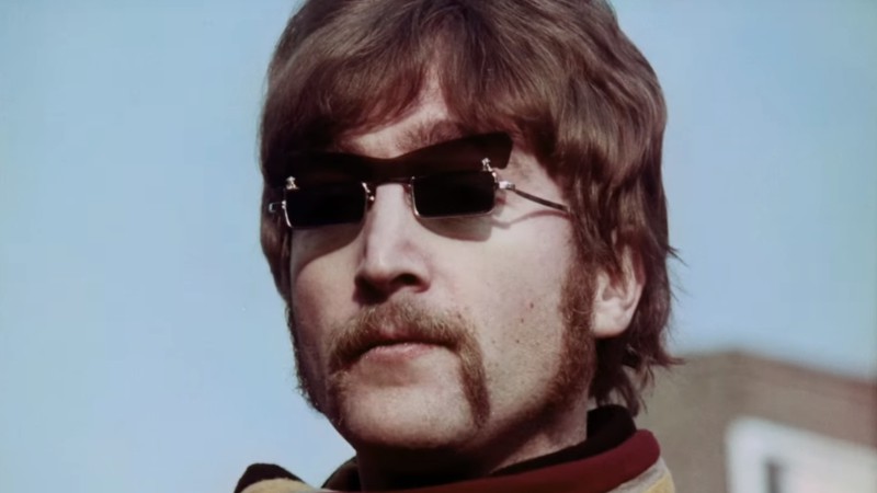 John Lennon em cena do clipe restaurado de "Penny Lane", dos Beatles - Reprodução/Vídeo