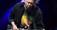 Neil Young durante show com a Crazy Horse, em 2013 - Press Association/AP