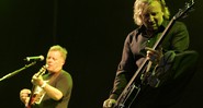 Os antigos companheiros de banda Bernard Sumner e Peter Hook em show do New Order, em 2005 - Jon Super/AP