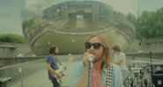 Kevin Parker e o Tame Impala tocando em frente à cúpula La Géode, em Paris, na França - Reprodução/Vídeo