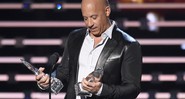 O ator Vin Diesel, de <i>Velozes e Furiosos</i>, levando prêmio no People's Choice Awards de 2016 pelo sétimo filme da franquia - Chris Pizzello/AP