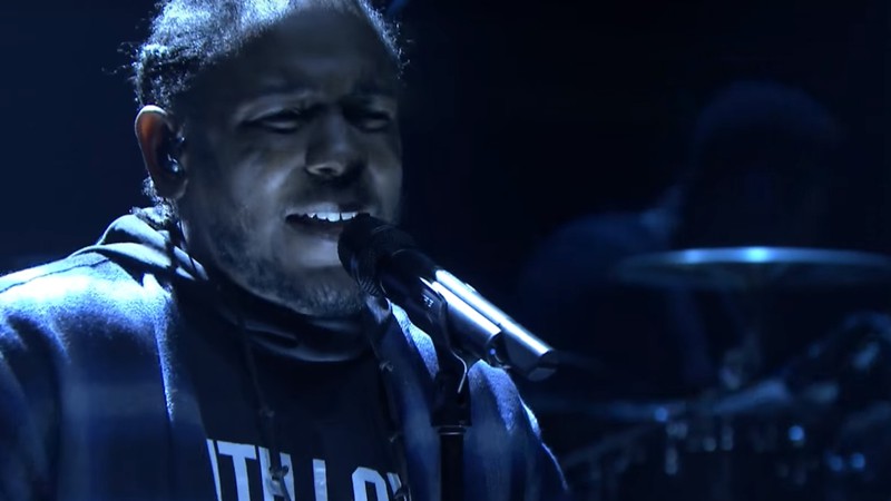 Kendrick Lamar em performance no programa <i>The Tonight Show Starring Jimmy Fallon</i>, em janeiro de 2016 - Reprodução/Vídeo