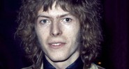 Bowie surge com os cabelos loiros e cacheados sobrando na cabeça, em fotografia feita no dia 1º de janeiro de 1969, ano em que o artista lançaria seu primeiro disco a ter relativo sucesso: <i>Space Oddity</i>. - Rex Features/AP