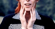 Bowie os cabelos avermelhados em retrato de 1973, época dos discos <i>The Rise and Fall of Ziggy Stardust and the Spiders from Mars</i> (1972) e <i>Aladdin Sane</i> (1973), que renderam a identidade visual que mais marcou o artista multifacetado. - Rex Features/AP