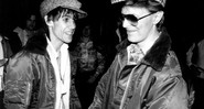 Bowie encontra o amigo Iggy Pop durante a turnê <i>Idiot</i>, durante a qual Bowie tocou teclados e fez backing vocals para o ex-Stooges. A excursão passou por três países, com 29 shows, tendo início em 1º de março de 1977. - Rex Features/AP