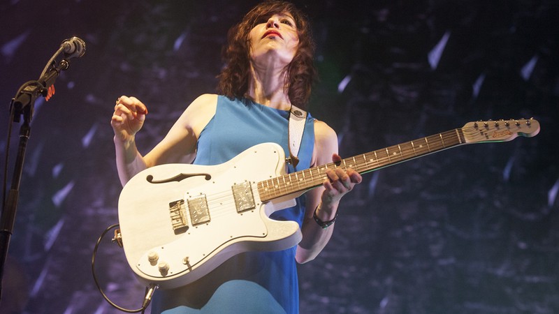 Carrie Brownstein, do Sleater-Kinney, em performance da banda no Pitchfork Music Festival, em julho de 2015 - Barry Brecheisen/AP