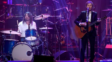 Beck (à esquerda) faz homenagem a David Bowie tocando “The Man Who Sold the World” com os ex-integrantes do Nirvana, Dave Grohl, Pat Smear e Krist Novoselic, em evento pré-Grammy 2016 - Chris Pizzello/AP
