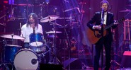 Beck (à esquerda) faz homenagem a David Bowie tocando “The Man Who Sold the World” com os ex-integrantes do Nirvana, Dave Grohl, Pat Smear e Krist Novoselic, em evento pré-Grammy 2016 - Chris Pizzello/AP