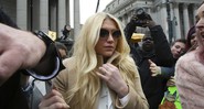 A cantora Kesha deixando o tribunal em Nova York, em 19 de fevereiro, em mais um veredito da batalha judicial dela contra o produtor Dr. Luke - Mary Altaffer/AP