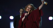 Adele recebendo um prêmio na cerimônia do Brit Awards 2016 - Joel Ryan/AP