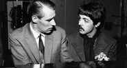 O produtor George Martin e Paul McCartney trabalhando em estúdio em 1966 - Rex Features/AP