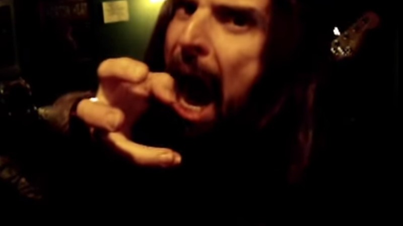 O guitarrista Andreas Kisser em cena de documentário do Sepultura - Reprodução/Vídeo
