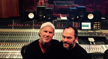 Chad Smith e o "sexto membro" do Radiohead se reúnem em estúdio para remixarem novo álbum do RHCP