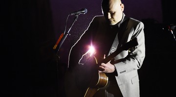 Billy Corgan à frente do Smashing Pumpkins, durante show da turnê "eletro-acústica", intitulada In Plainsong, da banda (Foto: Chris Pizzello/AP)
