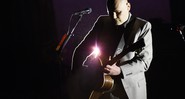 Billy Corgan à frente do Smashing Pumpkins, durante show da turnê "eletro-acústica", intitulada <i>In Plainsong</i>, da banda - Chris Pizzello/AP