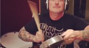 O baterista do Green Day, Tré Cool, em trecho de vídeo da banda em estúdio - Reprodução/Vídeo