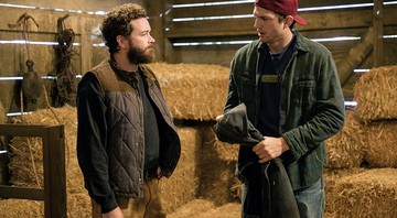 Danny Masterson (à esq.) e Ashton Kutcher em The Ranch - Netflix