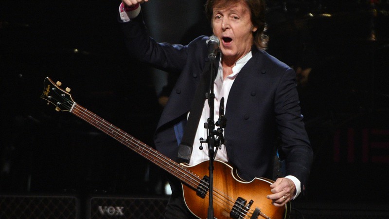 Paul McCartney durante show em Nova York, em outubro de 2015 - Gary Wiepert/AP