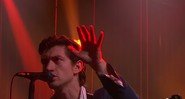 Alex Turner, do Arctic Monkeys, durante apresentação com o projeto paralelo The Last Shadow Puppets - Reprodução/Vídeo