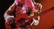 Nesta imagem (do mesmo show em Houston, em 11 de janeiro de 1985) Prince aparece tocando a famosa guitarra Madcat Hohner Telecaster, que o acompanhou ao longo da turnê do disco <i>Purple Rain</i>.

 - Carter Smith/AP