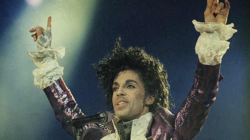 Prince em apresentação histórica na cidade californiana de Inglewood. O show, que fez parte da <i>Purple Rain Tour</i>, aconteceu no dia 18 de fevereiro de 1985. - Liu Heung Shing/AP