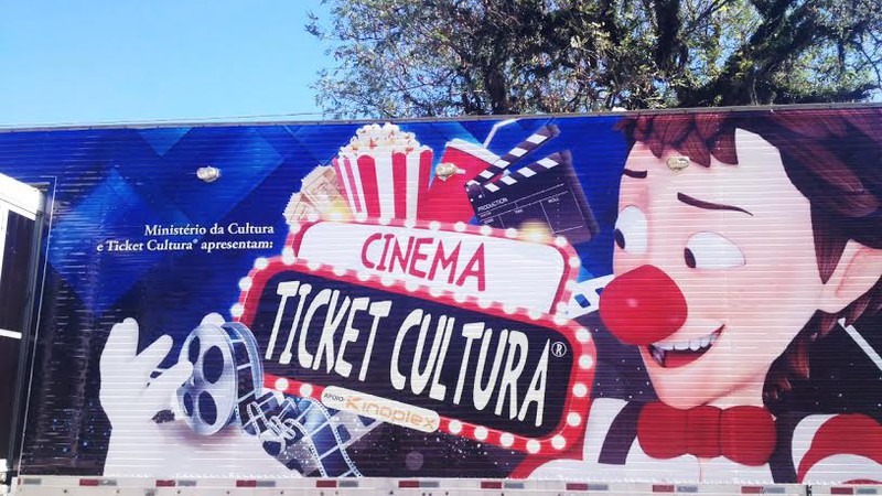 O projeto Cinema Ticket Cultura, encabeçado pela Kinoplex em parceria com a Ticket Cultura, percorre 40 cidades brasileiras de maio a novembro, promovendo exibições cinematográficas em uma carreta personalizada. - Divulgação