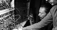 Thom Yorke (vocalista) e Jonny Greenwood (guitarrista), do Radiohead, durante a produção do disco <i>A Moon Shaped Pool</i>, em foto tirada e publicada pelo produtor Nigel Godrich - Reprodução/Twitter