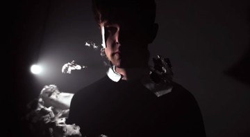 O cantor, compositor e produtor James Blake em cena do clipe de “I Need A Forest Fire” , parceria dele com Bon Iver - Reprodução/Vídeo