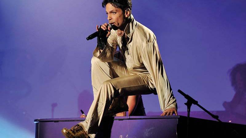 Em 2011, escolhendo ser chamado de TAFKAP – The Artist Formely Known as Prince –, em cima do piano em show no Hop Farm Festival, depois de ter tocado o instrumento - Cap