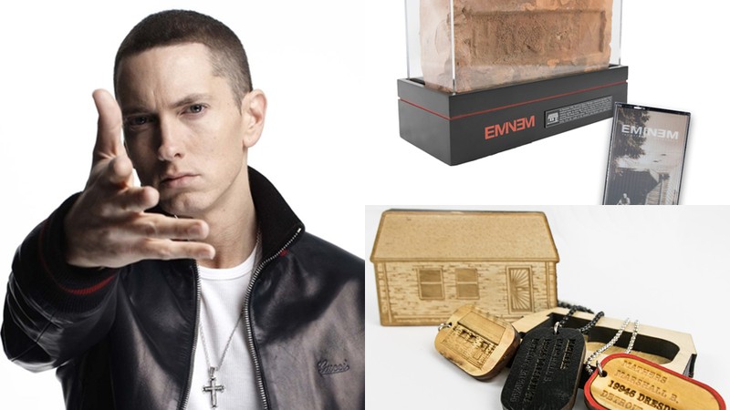Eminem e os tijolos e pedaços de madeira da casa em que ele passou a infância - AP/Reprodução