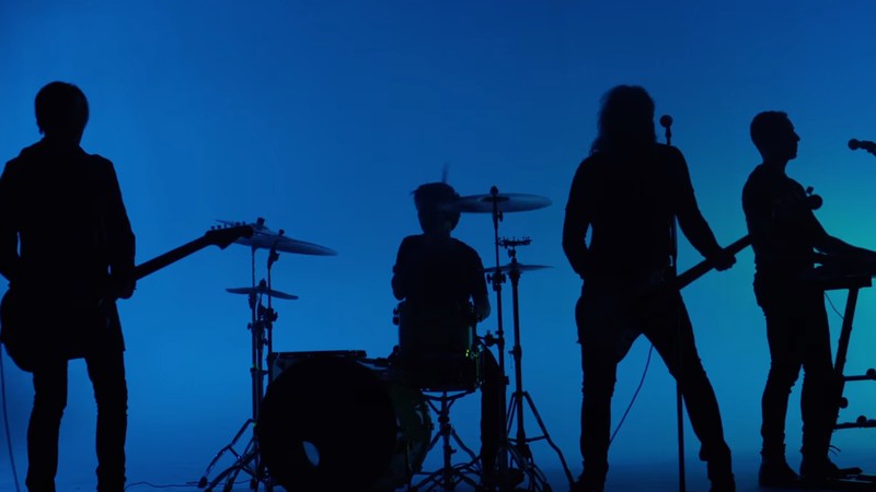 Quarteto que forma o supergrupo Gone Is Gone em cena do clipe de "Starlight" - Reprodução/Vídeo