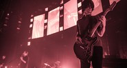Jonny Greenwood, guitarrista do Radiohead, durante show da banda em Londres, em maio de 2016 - Rex Features/AP