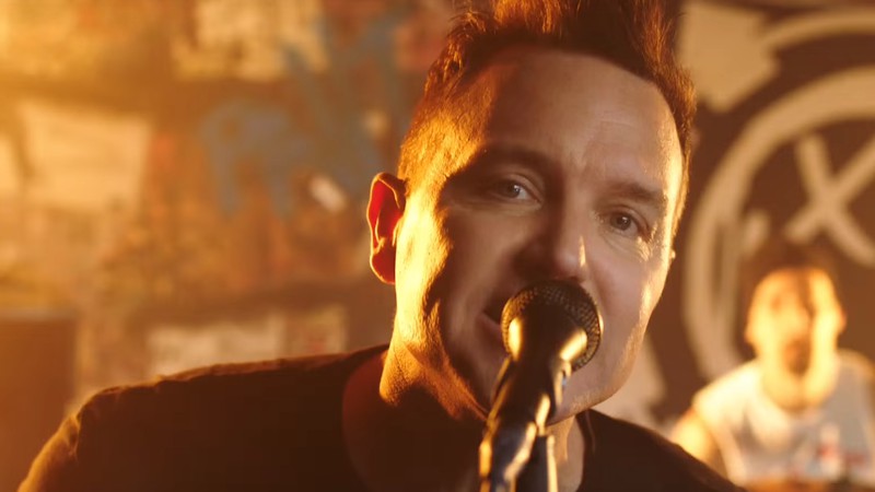 O baixista do Blink 182, Mark Hoppus, em cena do clipe de “Bored To Death” - Reprodução/Vídeo