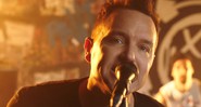 O baixista do Blink 182, Mark Hoppus, em cena do clipe de “Bored To Death” - Reprodução/Vídeo