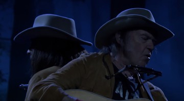 Neil Young e Jimmy Fallon (imitando Neil Young) fazendo dueto no programa norte-americano <i>Tonight Show</i> - Reprodução/Vídeo