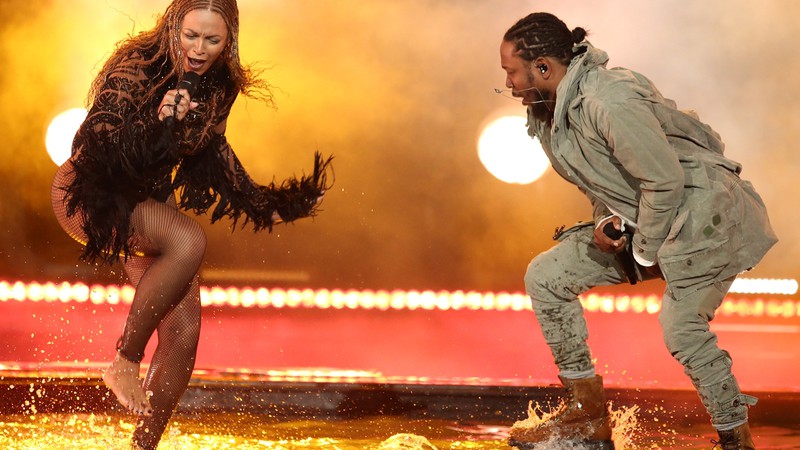 Beyoncé e Kendrick Lamar durante performance de "Freedom" (parceria deles do disco <i>Lemonade</i>) no BET Awards de 2016 - Matt Sayles/AP