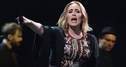 Adele durante o show dela como headliner no festival britânico Glastonbury de 2016 - Press Association/AP