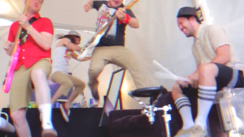 Mumford & Sons "fantasiado" de Blink-182 no clipe de “Brohemian Rhapsody”, faixa do trio californiano - Reprodução/Vídeo