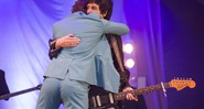 O ex-guitarrista do Smiths, Johnny Marr, abraçando Alex Turner (Arctic Monkeys) durante show do Last Shadow Puppets em Manchester, na Inglaterra - Rex Features/AP