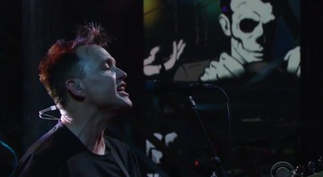 Mark Hoppus durante apresentação do Blink-182 no <i>The Late Show With Stephen Colbert</i>  - Reprodução