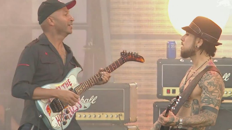 Cena de vídeo de performance do Jane's Addiction com o guitarrista Tom Morello, em show no Lollapalooza norte-americano de 2016 - Reprodução/Vídeo