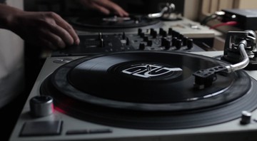 Cena do minidocumentário nacional <i>Record Store Day</i>, que trata a relação de DJs brasileiros com discos de vinil - Reprodução/Vídeo