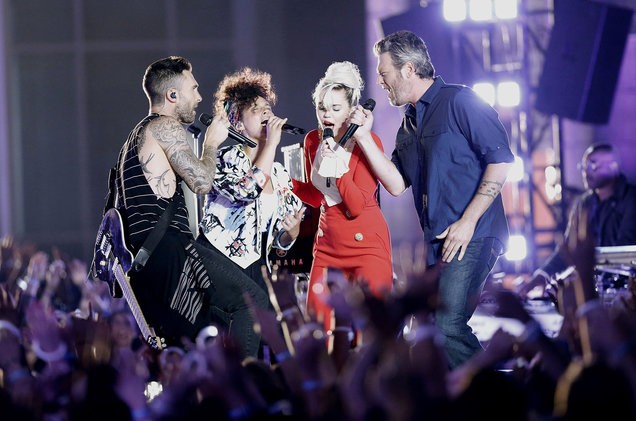 Adam Levine, Blake Shelton, Miley Cyrus e Alicia Keys – o grupo de treinadores da 11ª temporada do <i>The Voice</i> norte-americano – em vídeo de performance no programa - NBC/Divulgação