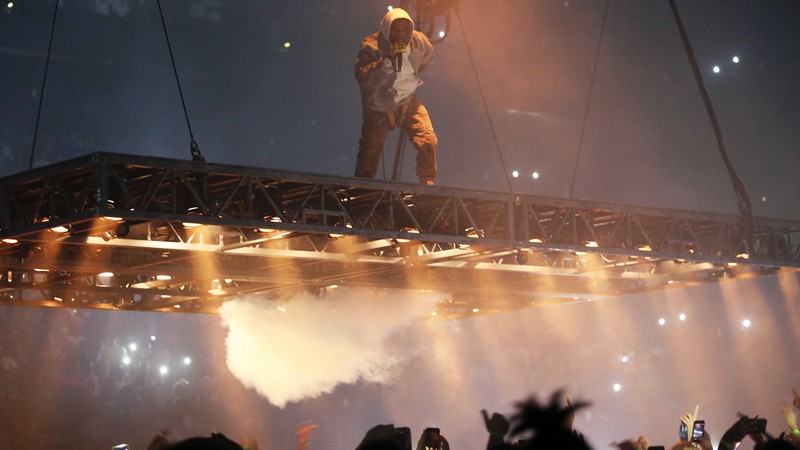 Kanye West em palco "flutuante" de show da turnê <i>Saint Pablo</i>, correspondente ao disco <i>The Life of Pablo</i> (2016) - Robb Cohen/AP