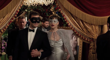 Anastasia e Christian chegam ao baile de máscaras no trailer de <i>Cinquenta Tons Mais Escuros</i> - Reprodução/Vídeo
